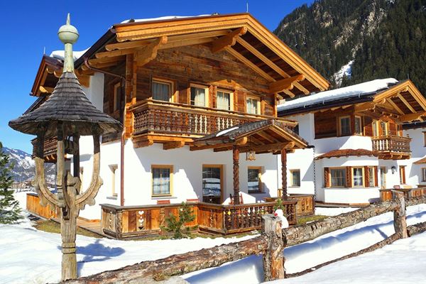 3563564-Web1 S' Dörfl Chalets Mayrhofen